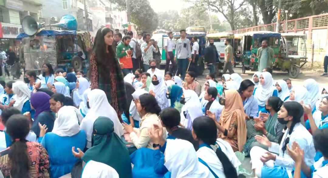 ধর্ষণের সর্বোচ্চ শাস্তির দাবি বিক্ষোভে ফেটে পড়েছে ঠাকুরগাঁওয়ের শিক্ষার্থীরা