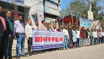সাংবাদিকের ওপর হামলার প্রতিবাদে গলাচিপায় মানববন্ধন
