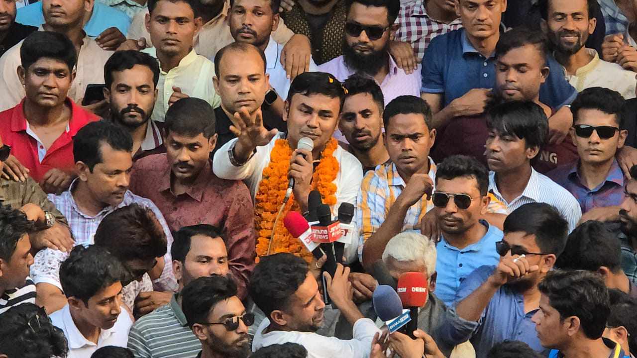 তারেক রহমানের ৩১ দফা জনগণের কাছে পৌঁছে দিতে বরগুনায় ছাত্রদলের সমাবেশে ছাত্রদল নেতা আমানউল্লাহ আমান