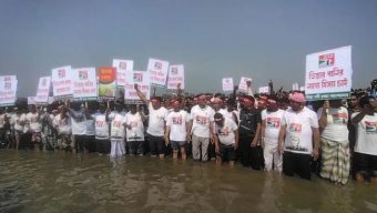 তিস্তার হাঁটু পানিতে নেমে প্রতিবাদ আগ্রাসনের বিরুদ্ধে