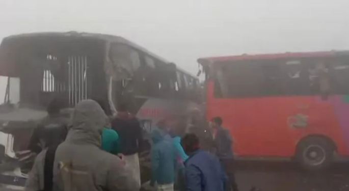 রংপুরে ঘন কুয়াশায় সড়কে নিয়ন্ত্রণ হারিয়ে দুর্ঘটনার কবলে  ৬টি পরিবহন