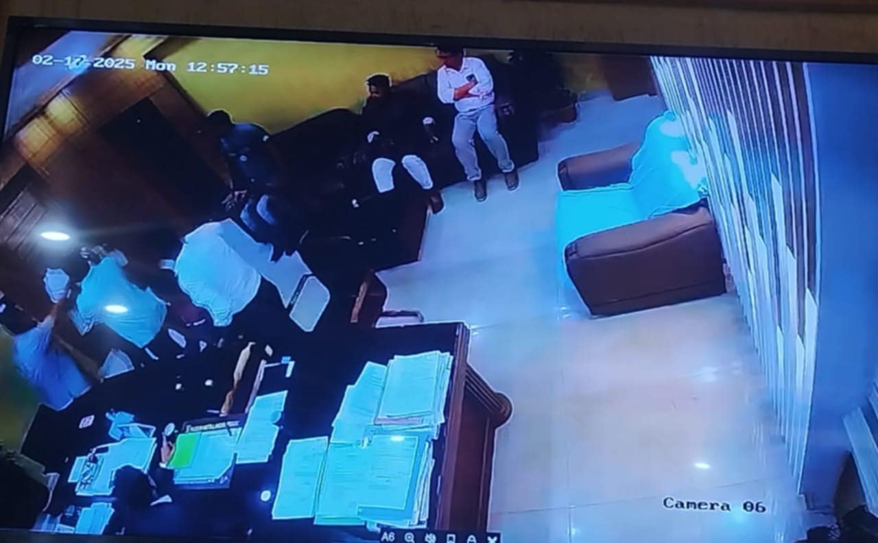 বরিশালে কোটি টাকার টেন্ডার নিয়ে উত্তেজনা গণপূর্ত’র নির্বাহী প্রকৌশলী লাঞ্চিত।