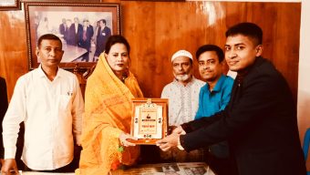 স্বপ্নকুঁড়ি আধুনিক শিশু শিক্ষালয়ের পক্ষ থেকে  বিএনপি’র আহবায়ক মাফরুজা সুলতানা কে সম্মাননা স্মারক প্রদান