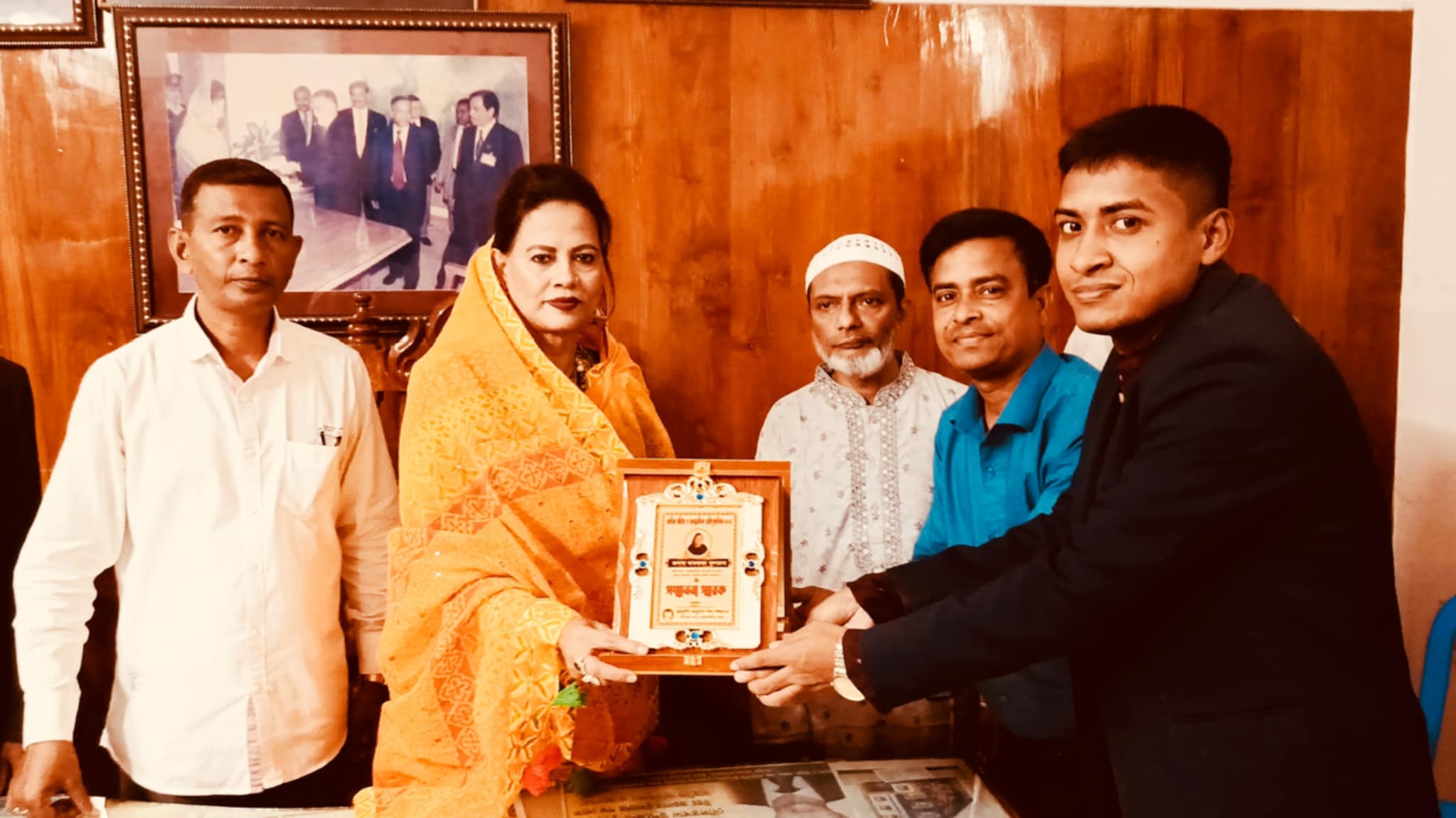 স্বপ্নকুঁড়ি আধুনিক শিশু শিক্ষালয়ের পক্ষ থেকে  বিএনপি’র আহবায়ক মাফরুজা সুলতানা কে সম্মাননা স্মারক প্রদান