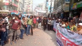 রংপুরে রাস্তায় আলু ফেলে বিক্ষোভ