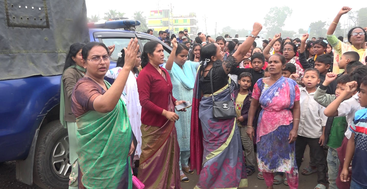 গোপালগঞ্জে স্কুলের দেওয়াল উচ্ছেদের প্রতিবাদে শিক্ষার্থীদের চার ঘন্টা সড়ক অবরোধ