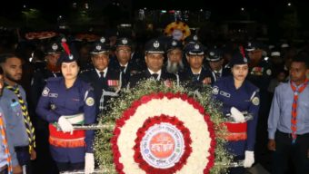 ২১শে ফেব্রুয়ারির প্রথম প্রহরে ভাষা শহীদদের প্রতি ভোলা জেলা পুলিশ সুপারের শ্রদ্ধা নিবেদন