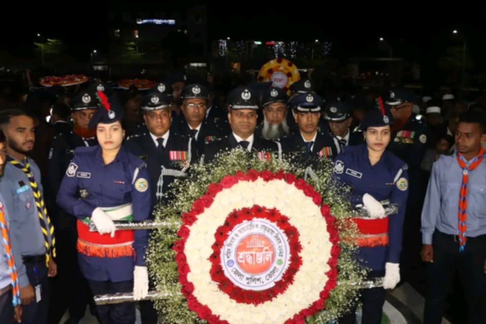 ২১শে ফেব্রুয়ারির প্রথম প্রহরে ভাষা শহীদদের প্রতি ভোলা জেলা পুলিশ সুপারের শ্রদ্ধা নিবেদন