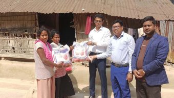 পত্রিকা লাগিয়ে হোগলার বেড়ার ভাঙাচোরা ঘরেই পক্ষাঘাতগ্রস্ত বাবাকে নিয়ে দুই বোনের সংসার