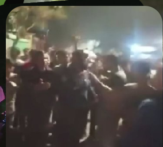 গোপালগঞ্জের টুঙ্গিপাড়ায় পু‌লিশের সাথে আওয়মী লীগ নেতাকর্মীদের সংঘর্ষ, ৫ পুলিশ সদস্যসহ আহত-৮, পুলিশের গাড়ি ভাংচুর