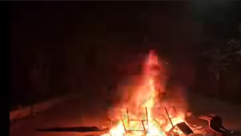 গভীর রাতে  তোফায়েল আহমেদের বাড়িতে আগুন