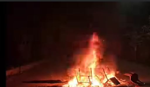 গভীর রাতে  তোফায়েল আহমেদের বাড়িতে আগুন