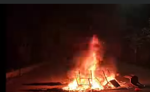 গভীর রাতে  তোফায়েল আহমেদের বাড়িতে আগুন