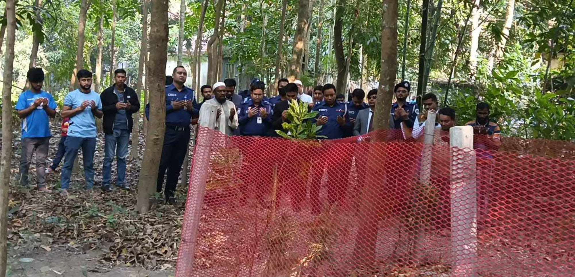 মুকসুদপুরে মায়ের বাধায় আটকে গেলো শহীদ আরাফাতের মরদেহ উত্তোলন