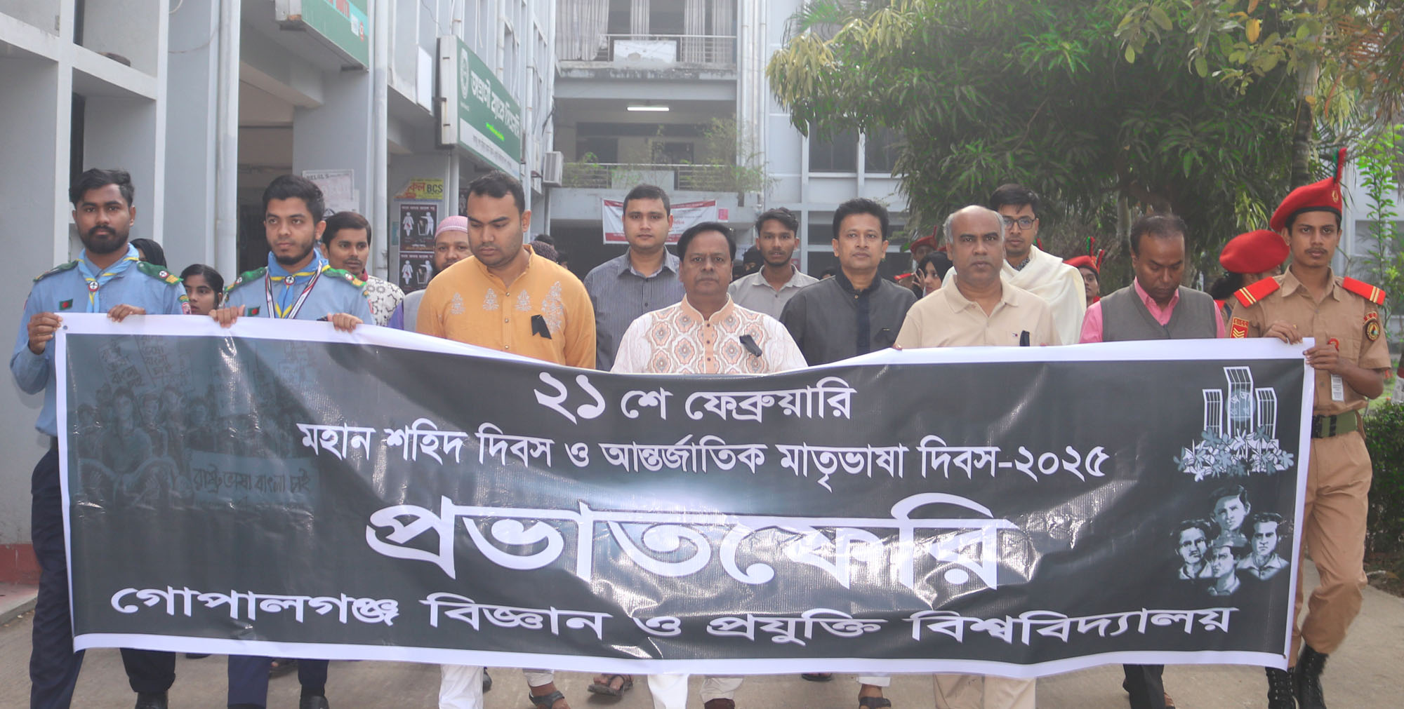গোপালগঞ্জে মহান শহীদ ও আর্ন্তজাতিক মাতৃভাষা দিবসে শহীদ মিনারে সর্বস্তরের মানুষের শ্রদ্ধা