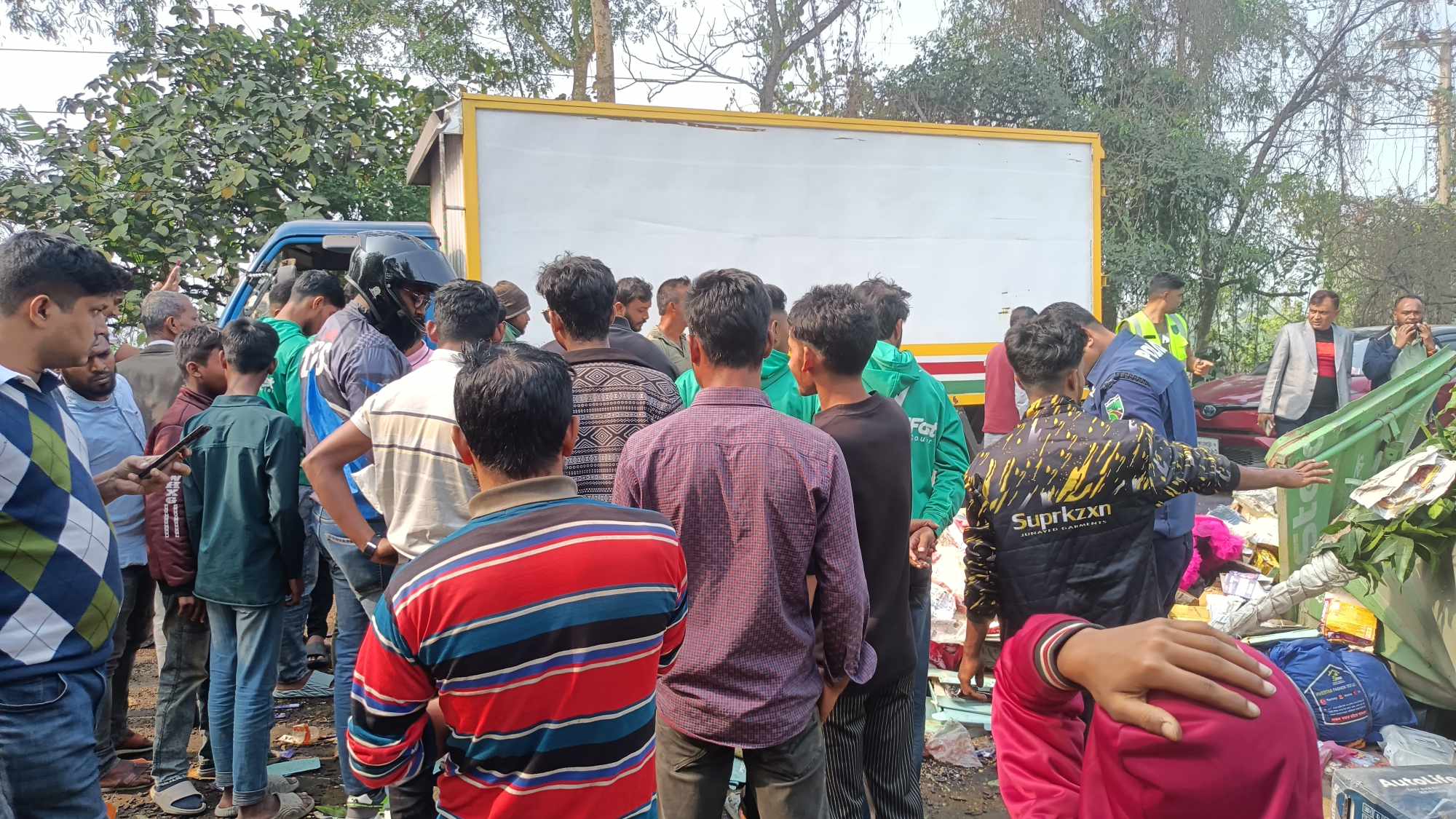 গোপালগঞ্জে ৪টি যানবাহনের সংঘর্ষে নিহত-১, আহত-২০,  ৪ ঘন্টা পর যান চলাচল স্বাভাবিক