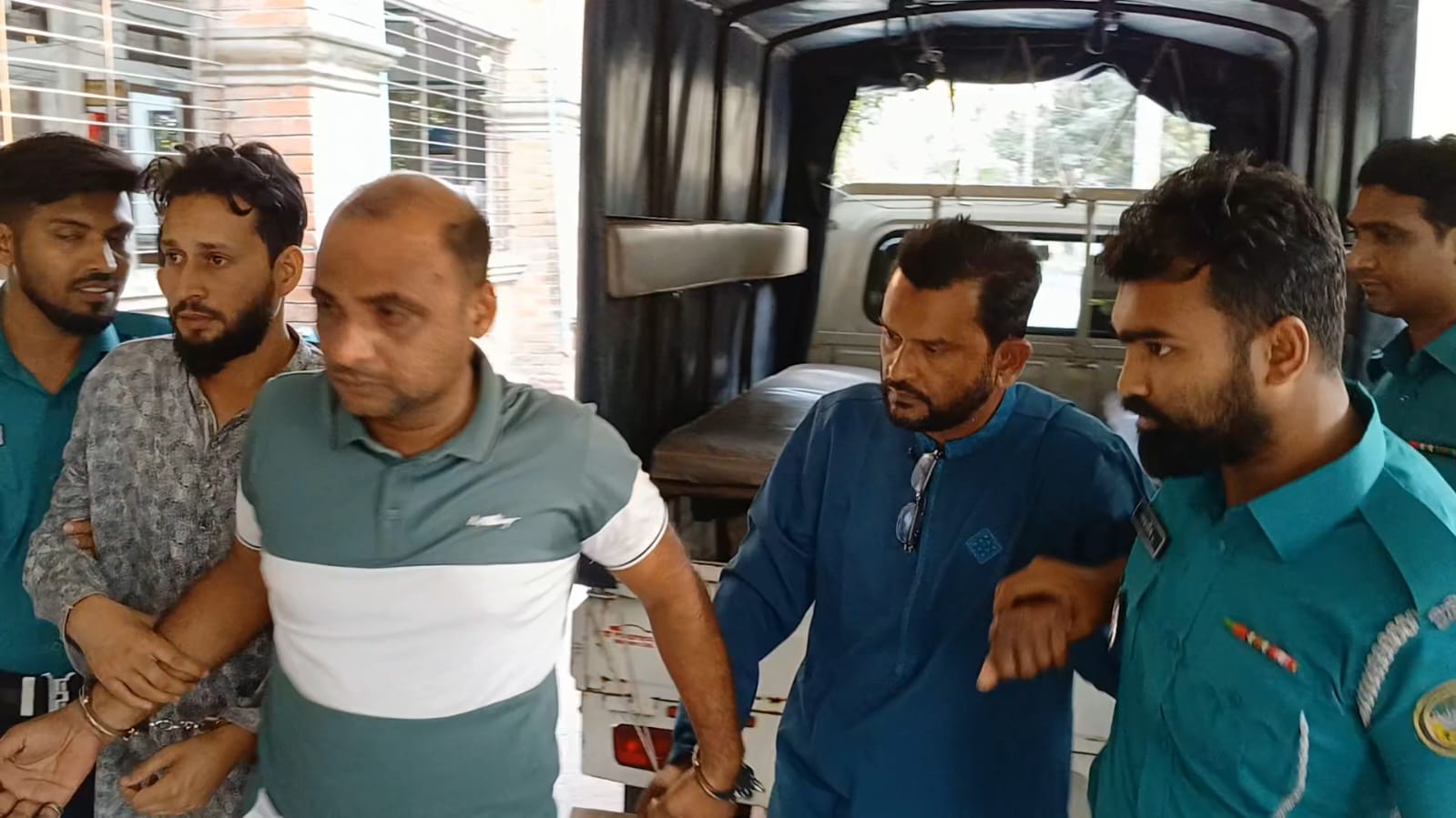 বরিশালে সেনা সদস্যকে অপহরন : বিএনপি নেতাসহ গ্রেফতার ৩