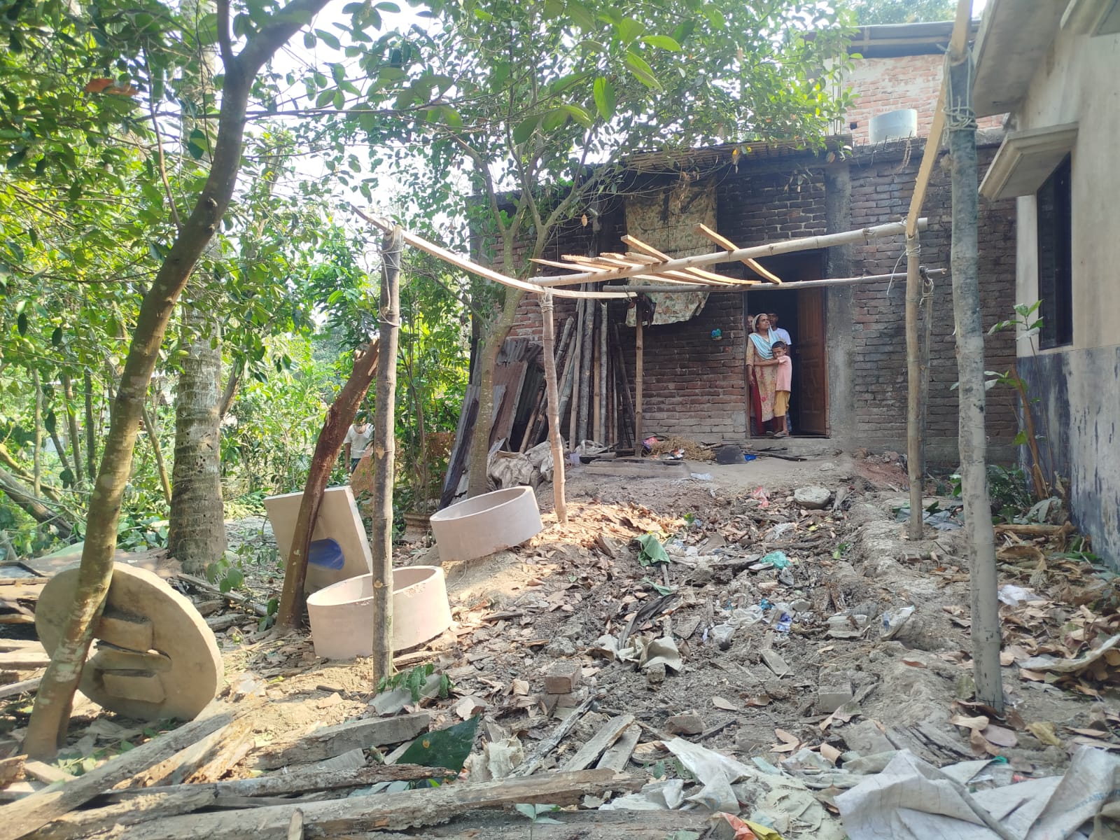 বাকেরগঞ্জে বিএনপি নেতার বিরুদ্ধে বসতবাড়ি ভাঙচুর জমি দখলের অভিযোগ