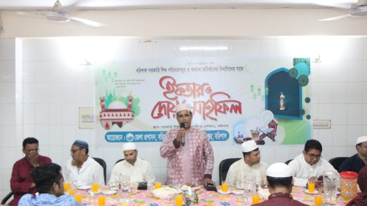 বরিশালে রমজানের প্রথম দিনে সরকারি শিশু পরিবারের এতিম নিবাসীদের সাথে ইফতার করেন জেলা প্রশাসক মোহাম্মদ দেলোয়ার হোসেন।