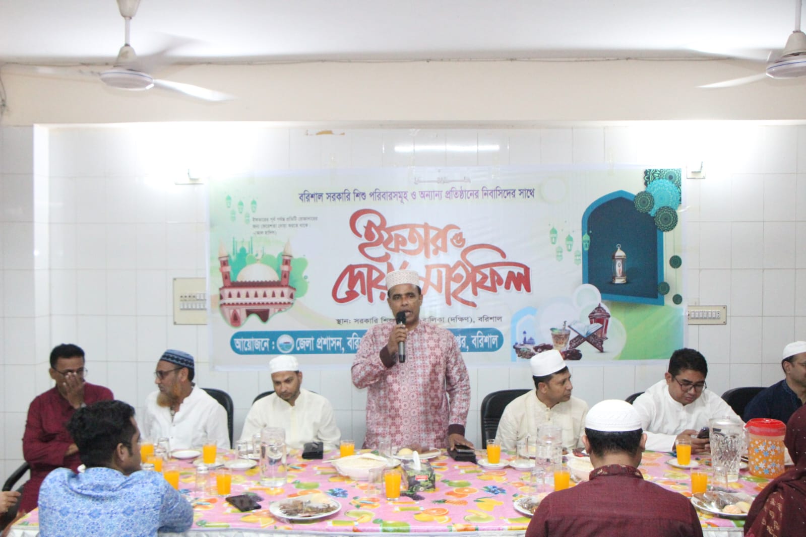 বরিশালে রমজানের প্রথম দিনে সরকারি শিশু পরিবারের এতিম নিবাসীদের সাথে ইফতার করেন জেলা প্রশাসক মোহাম্মদ দেলোয়ার হোসেন।