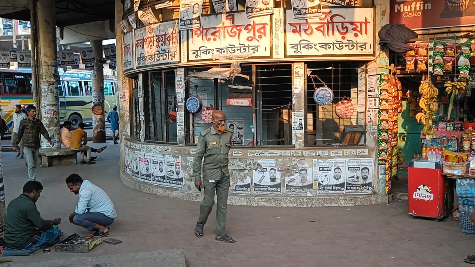 বরিশালে বাস ও মাহিন্দ্রা শ্রমিকদের দ্বন্দ্ব, অভ্যন্তরিন ১৭ রুটের বাস চলাচল বন্ধ