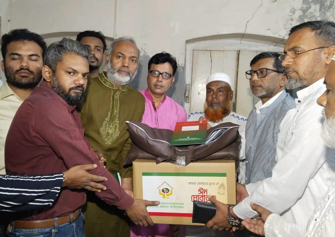 বৈষম্য বিরোধী আন্দোলনে শহীদ বীরদের পরিবারের মধ্যে ঈদ উপহার সামগ্রী বিতরণ