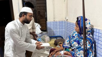 রোগীদের মাঝে ছাত্রদলের সেহরি বিতরণ