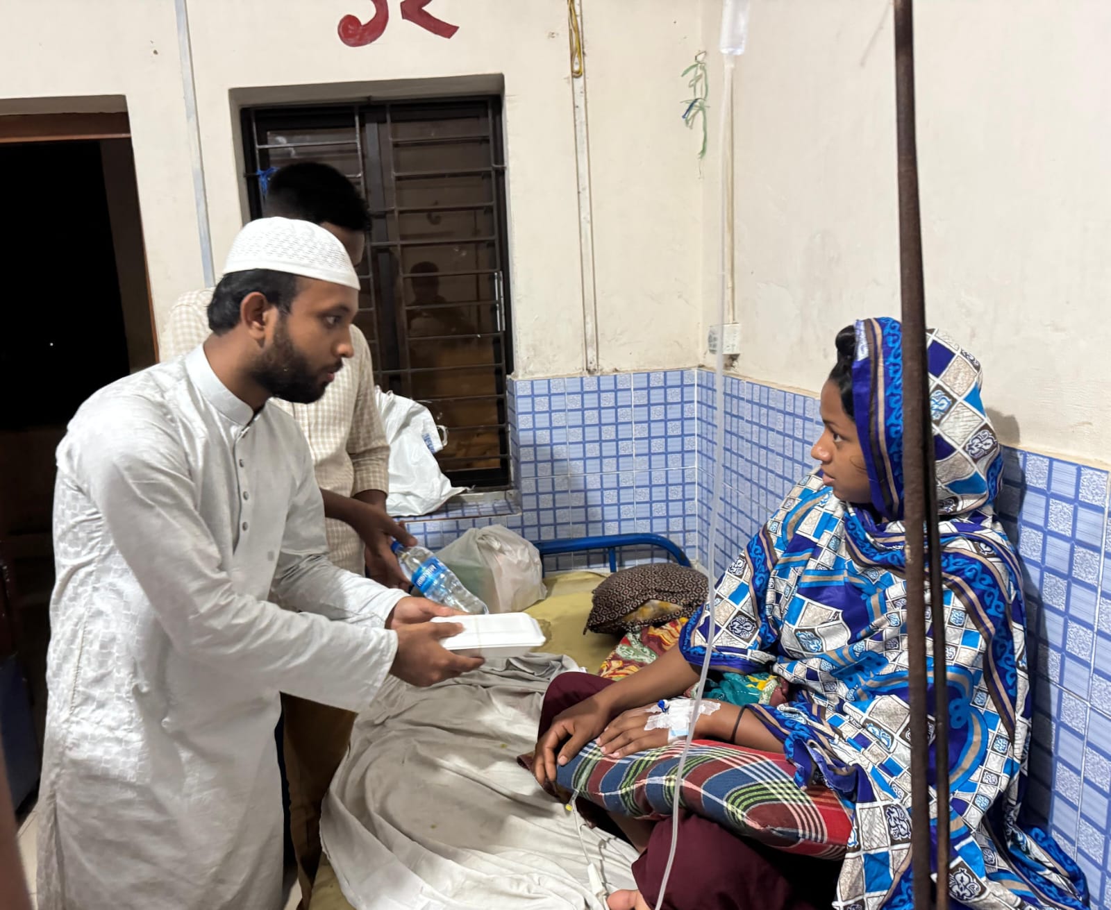 রোগীদের মাঝে ছাত্রদলের সেহরি বিতরণ