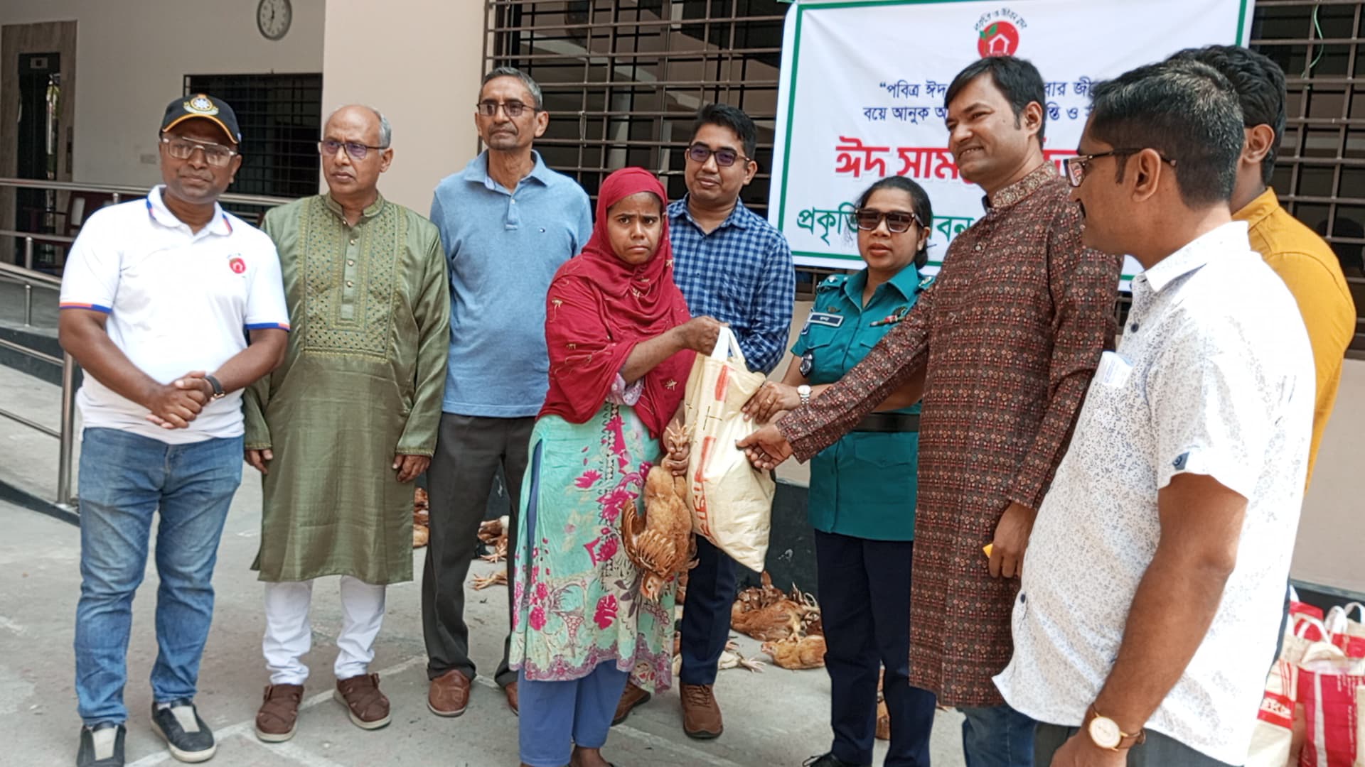 বরিশাল নগরীর অর্ধশতাধিক পরিবারের মাঝে ঈদ সামগ্রী বিতরণ