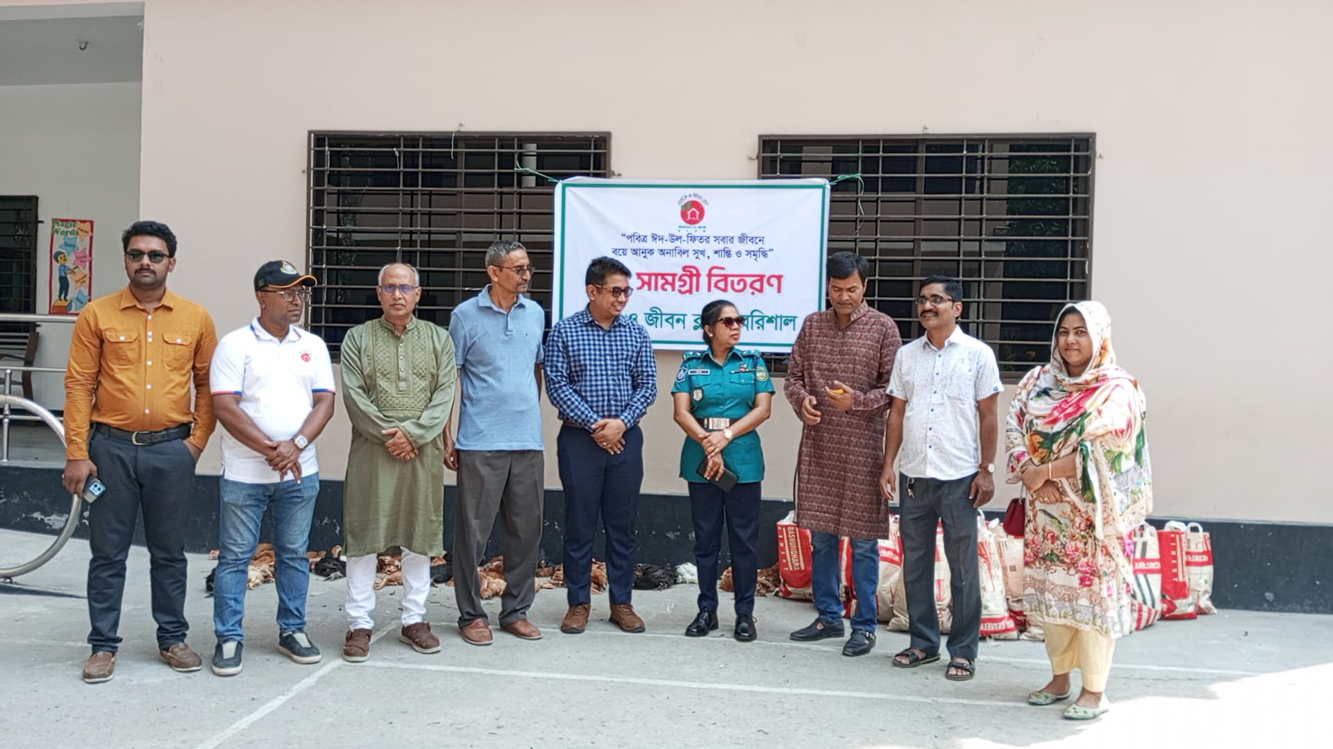 প্রকৃতি ও জীবন ক্লাবের উদ্যোগে অর্ধশতাধিক পরিবারের মাঝে ঈদ সামগ্রী বিতরণ