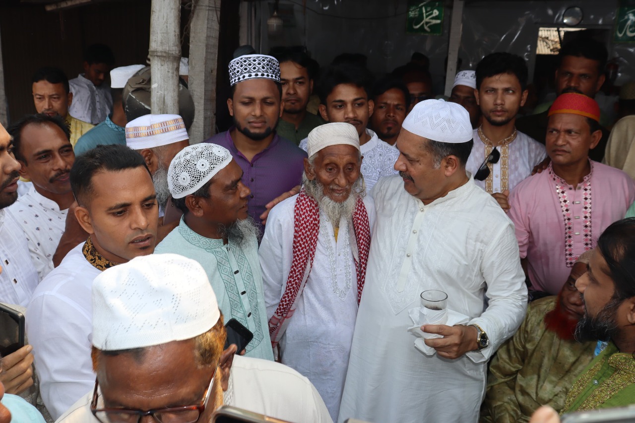 “দেড় যুগ পরে গৌরনদী কেন্দ্রীয় ঈদের জামাতে  সাবেক সাংসদ জহির উদ্দিন স্বপন! আবেগঘন পরিবেশ!   বিএনপি ও জামায়াতের নেতাকর্মীদের স্বতঃস্ফুর্ত অংশগ্রহণ!”