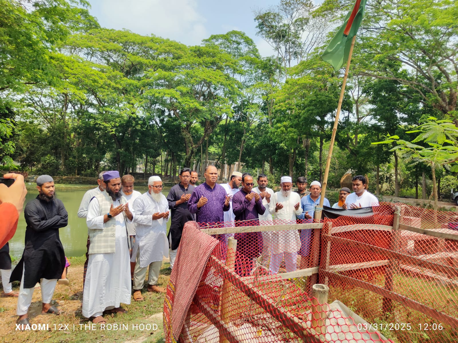 ঈদের দিনে নলছিটির শহীদ পরিবারের পাশে অতিরিক্ত বিভাগীয় কমিশনার।