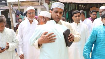ঈদের দিনে ছাত্র আন্দোলনে শহিদ আবিরের বাড়ি যান বরিশালের জেলা প্রশাসক মোহাম্মদ দেলোয়ার হোসেন।
