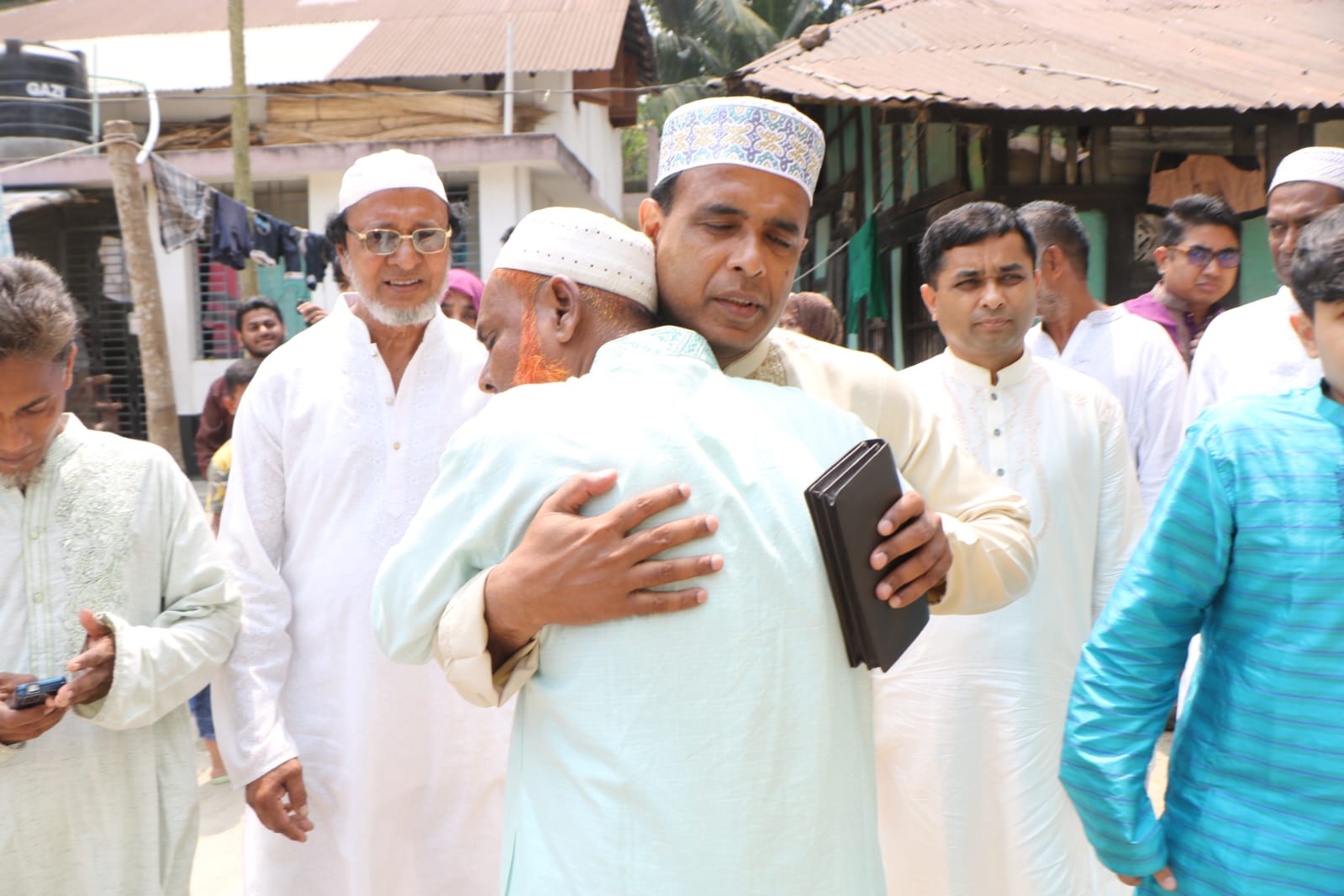 ঈদের দিনে ছাত্র আন্দোলনে শহিদ আবিরের বাড়ি যান বরিশালের জেলা প্রশাসক মোহাম্মদ দেলোয়ার হোসেন।