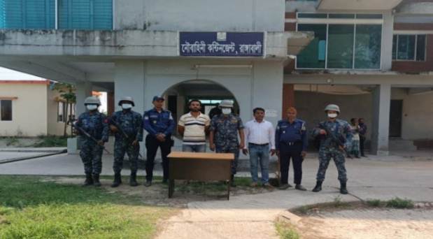 পটুয়াখালীর রাঙ্গাবালীতে ওএমএসের চালে অনিয়ম, যৌথ বাহিনীর অভিযানে যুবদল নেতা আটক