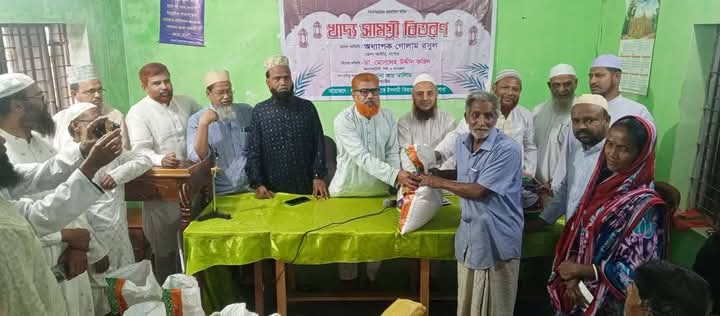ঝিকরগাছা উপজেলা জামায়াতের উদ্যোগে ভিন্ন ধর্মাবলম্বীদের মাঝে খাদ্য সামগ্রী বিতরণ।