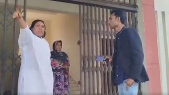 সাংবাদিক কে সেন্ডেল দিয়ে পেটাতে চাইলেন শিক্ষক