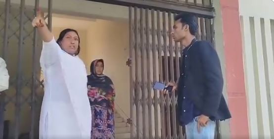 সাংবাদিক কে সেন্ডেল দিয়ে পেটাতে চাইলেন শিক্ষক