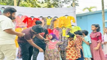 ১ টাকায় ঈদের নতুন পোষাক সুবিধাবঞ্চিত শিশুরা ঈদ আনন্দে ভাসছে