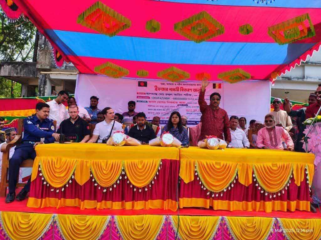 অসহায় ও দুঃস্হদের মাঝে ইফতার সামগ্রী বিতরণ