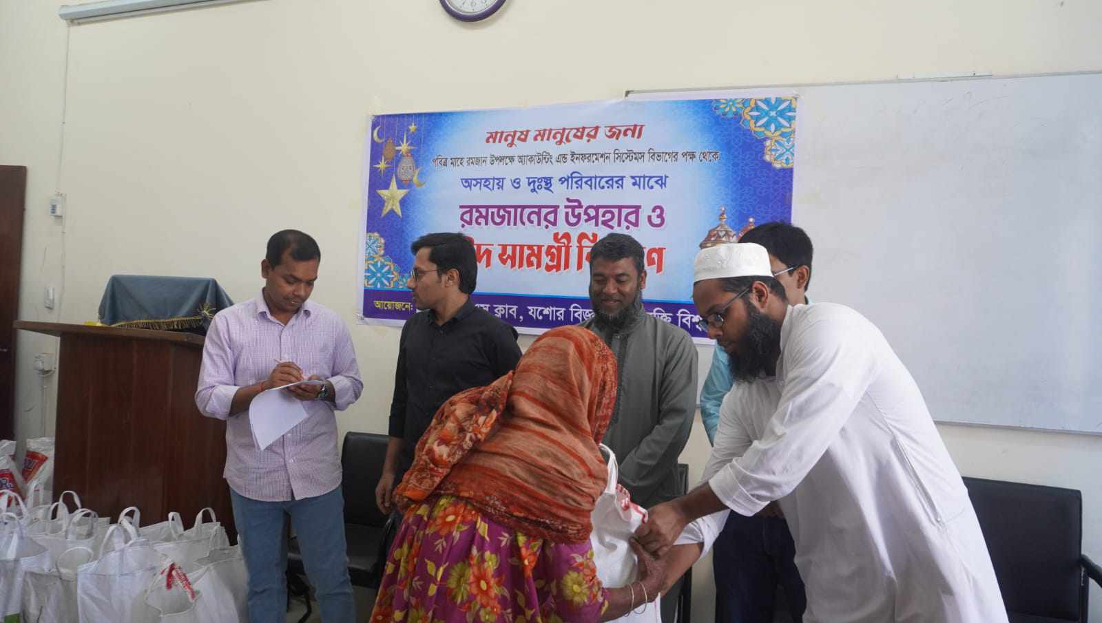 যবিপ্রবির এআইএস ক্লাবের উদ্যোগে দুস্থদের মাঝে ঈদ উপহার বিতরণ