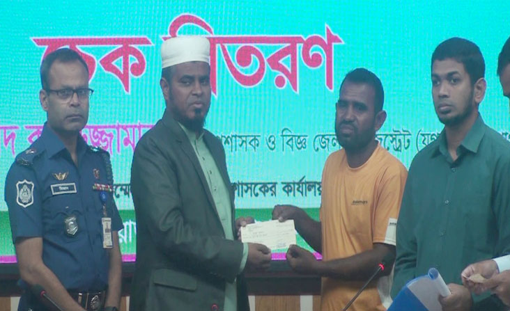 গোপালগঞ্জে জুলাই-আগষ্ট গণঅভ্যূথ্থানে আহত যোদ্ধাদের মাঝে আর্থিক অনুদানের চেক বিতরণ