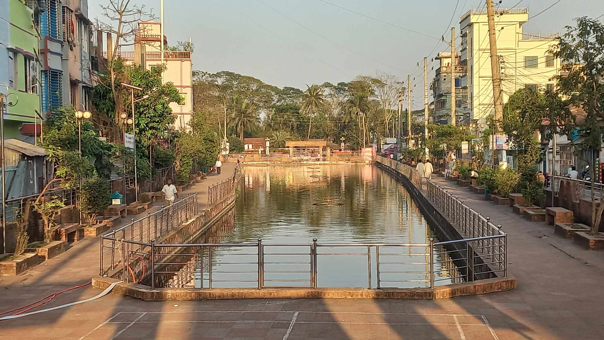 বরগুনায় ৩ কোটি ৫৩ লক্ষ টাকা ব্যয়ে নির্মিত পৌর নাথপট্টি লেকটি সংস্কারের অভাব পুনরায় ভাগাড়ে পরিণত হচ্ছে।