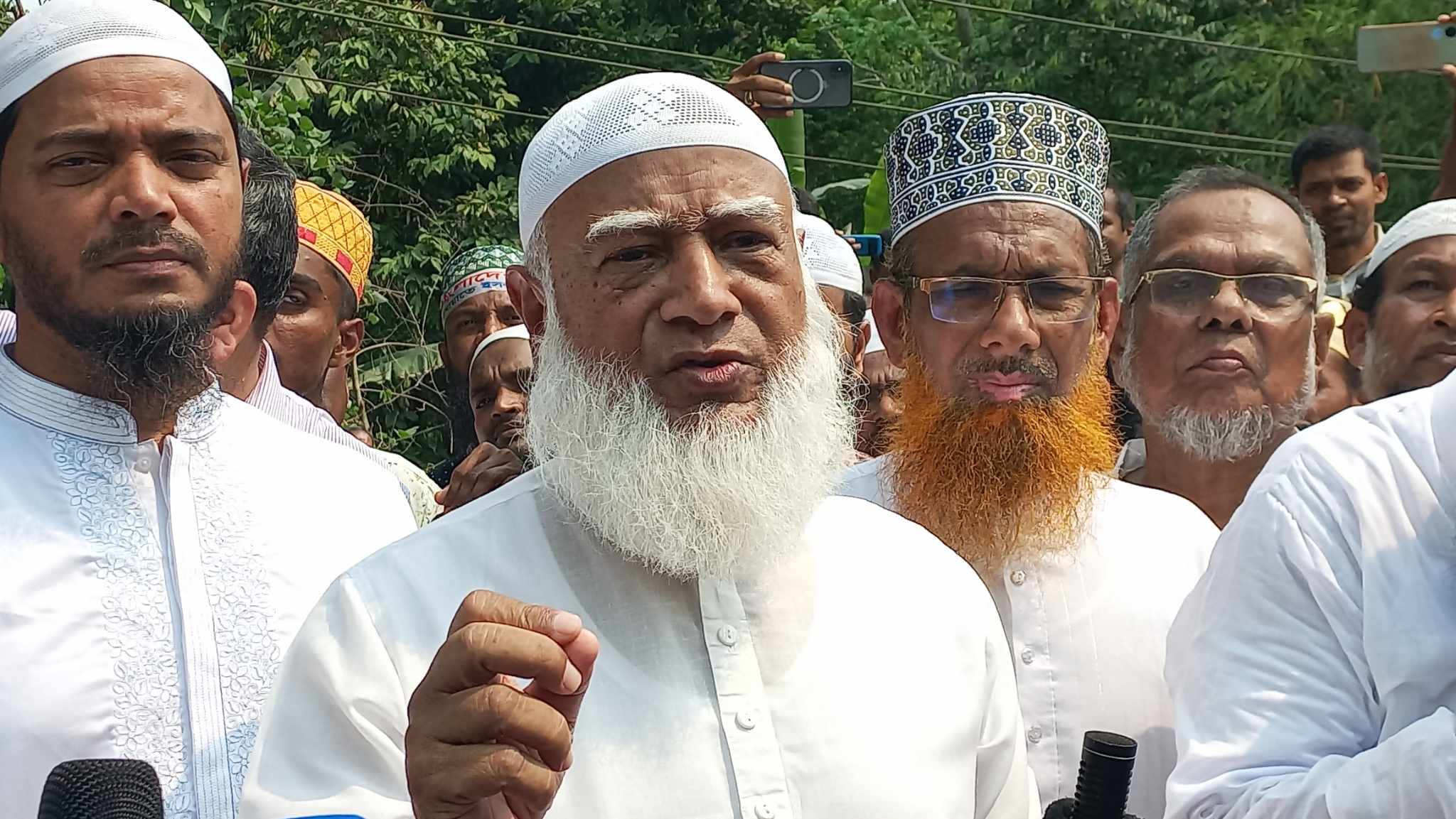 বরগুনার সেই আলোচিত অসহায় হিন্দু পরিবারের দায়িত্ব নিলেন বাংলাদেশ জামায়াতে ইসলামী