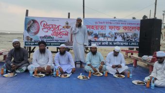 কুয়াকাটা সৈকতে অর্ধশতাধিক হাফেজদের ইফতার পার্টি অনুষ্ঠিত।