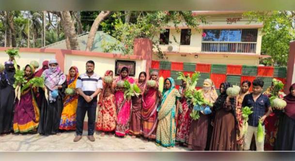 নিজ হাতে উৎপাদিত সবজি বিনামূল্যে বিতরণ