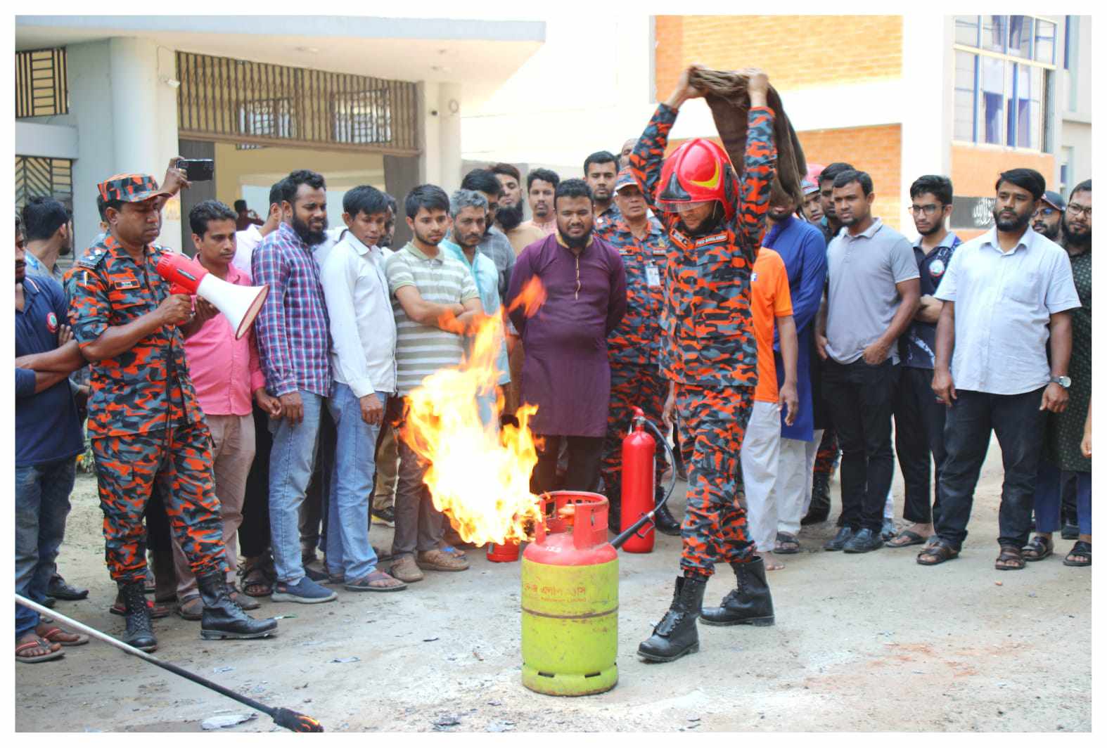 যবিপ্রবিতে অগ্নি প্রতিরোধ, নির্বাপণ, উদ্ধার ও জরুরী বর্হিগমন বিষয়ক মহড়া অনুষ্ঠিত