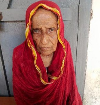 গলাচিপায় ১০৫ বছর বয়সে ভোটার হলেন আম্বিয়া বেগম