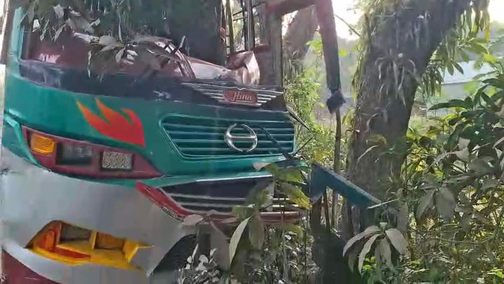 গোপালগঞ্জে বাস ও ট্রাকের সংঘর্ষে আহত-১২