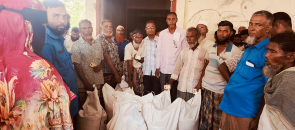 বোরহানউদ্দিনে সাচড়া ইউনিয়নে জেলেদের মাঝে বিনামূল্যে ভিজিএফ’র চাল বিতরণ
